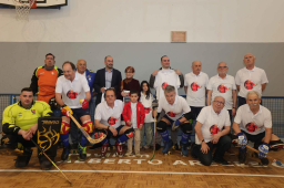 Familia de Alberto Areces con el equipo C.D. Amigos del Cibeles (Foto cedida por La Opinión A Coruña)